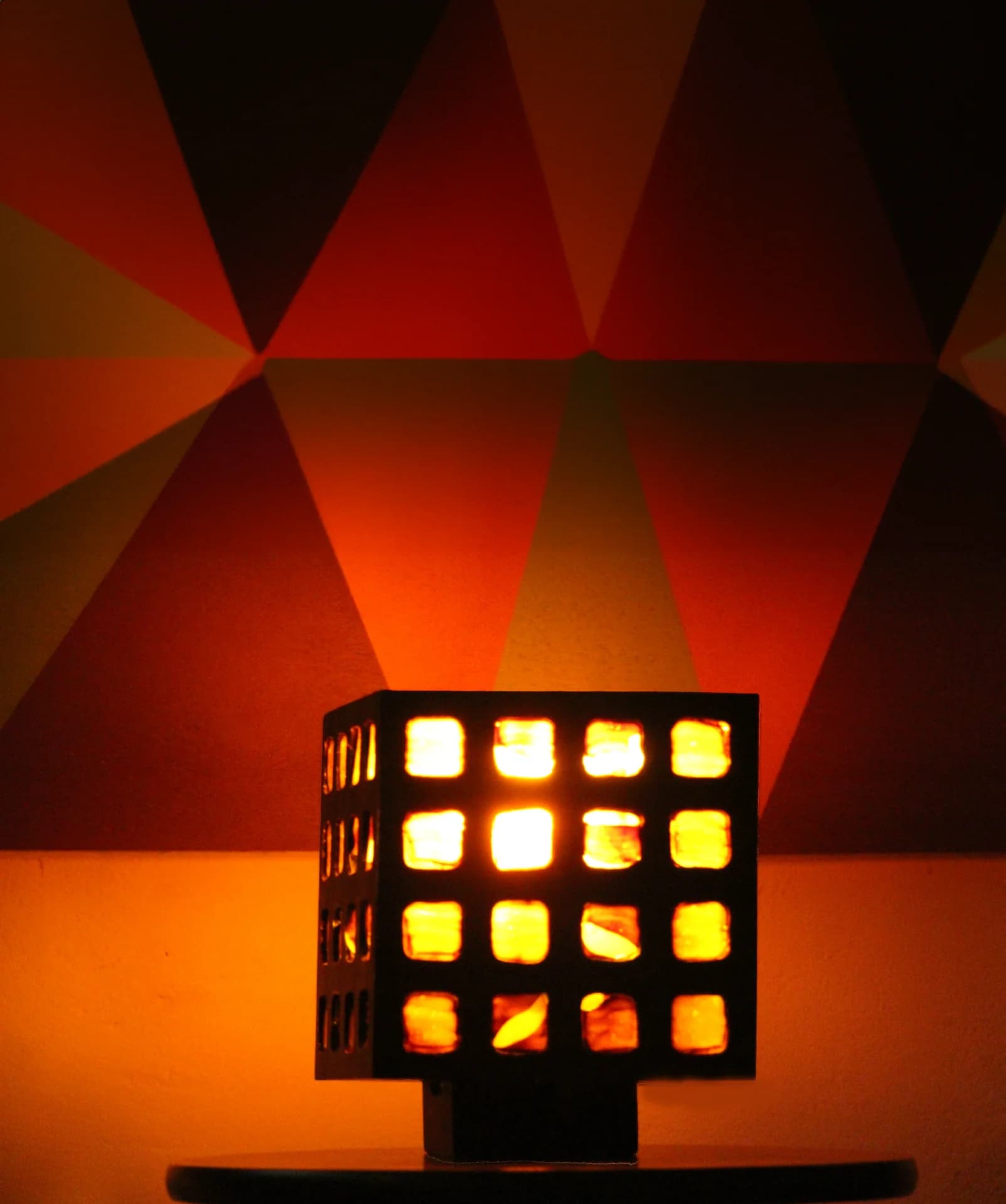 Luminária cúbica com grelha de aberturas iluminadas
