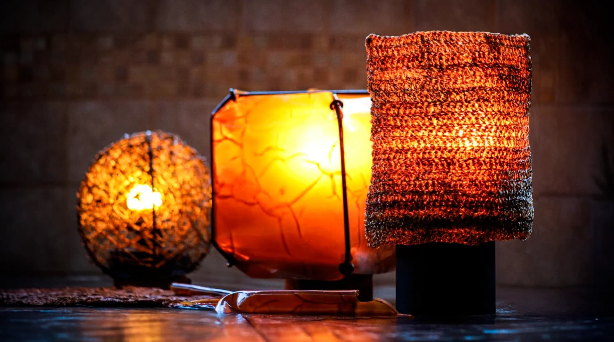 As três luminárias da coleção Naturally Lit acesas