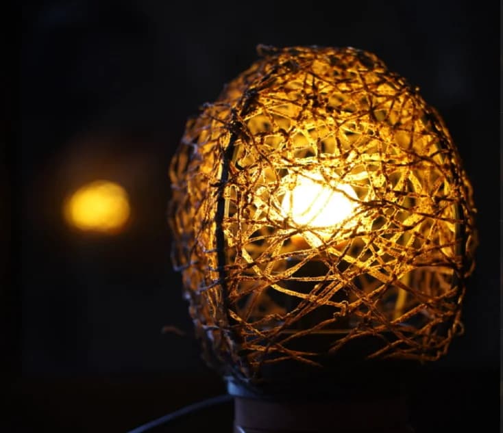 Luminária esférica acesa em ambiente escuro