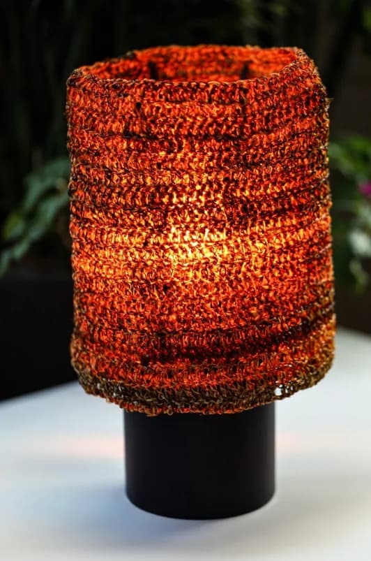 Luminária cilíndrica com cúpula de biomaterial tramado
